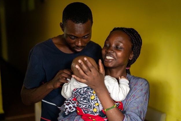 Jeune Famille Noire Heureuse Maman Et Papa Tenant Bebe Photo Premium