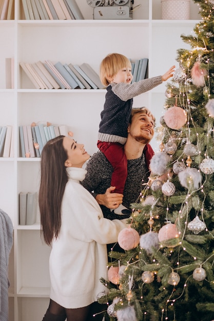 Jeune Famille Avec Petit Fils, Décorer Le Sapin De Noël | Photo Gratuite