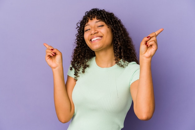 Jeune Femme Afro Isolée Pointant Vers Différents Espaces De Copie En Choisissant Lun Dentre 