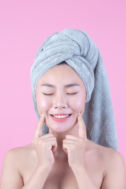 Jeune femme en asie avec une peau propre et douce Photo gratuit