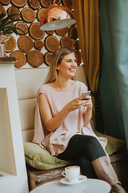 Jeune Femme Assise Au Caf Et