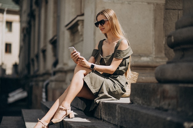 Jeune Femme Assise Dans Les Escaliers Et Parlant Au Téléphone  Photo