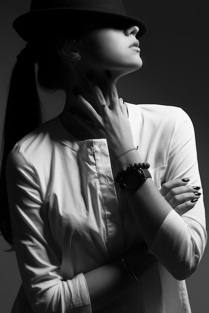 Jeune Femme Au Chapeau Noir Et Chemise Blanche. Portrait Noir Et Blanc