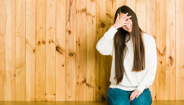 Une Jeune Femme Chinoise Assise Sur Une Place En Bois Clignote Des Yeux