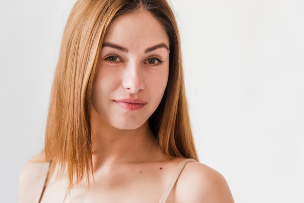 Jeune femme confiante rousse souriante Photo gratuit