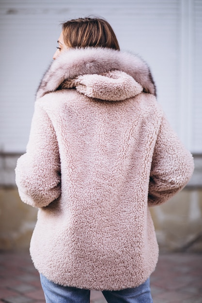 Jeune femme, démonstration, chiffons, dehors, dans, rue Photo gratuit
