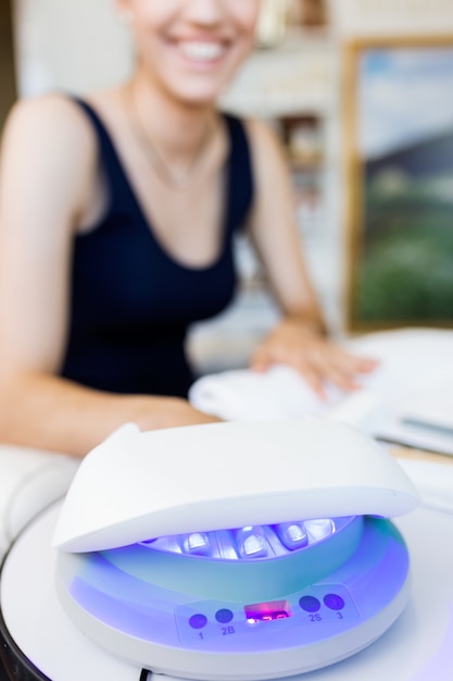 Jeune femme faisant des manucures dans le salon. concept de beauté. Photo gratuit