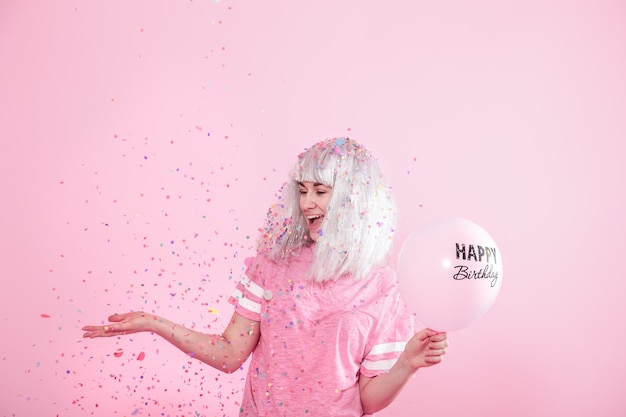 Jeune Femme Ou Fille Avec Des Ballons Joyeux Anniversaire Jette Des Confettis D En Haut Concept De Vacances Et De Fete Photo Gratuite
