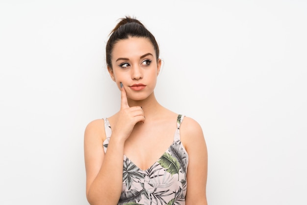 Jeune femme sur fond blanc isolé, pensant une idée Photo Premium