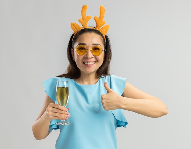 Jeune Femme En Haut Bleu Portant Une Jante Drole Avec Des Cornes De Cerf Et Des