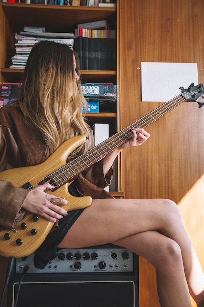 Jeune Femme Jouant De La Guitare Sur L Amplificateur Photo Gratuite