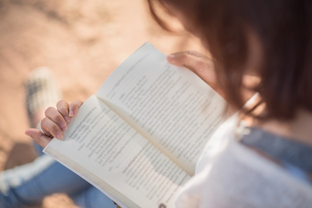 Une Jeune Femme Lisant Un Livre Livre Dans Les Mains De La Femme Télécharger Des Photos Premium 2828