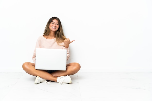 Jeune Femme Avec Un Ordinateur Portable Assis Sur Le Sol 