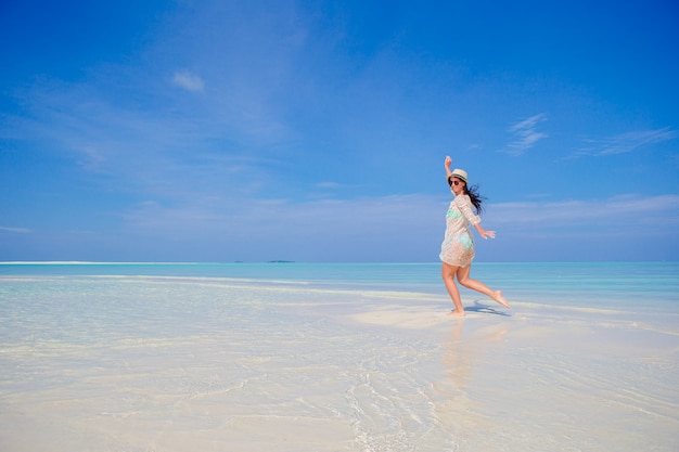 Jeune Femme Profiter De Vacances à La Plage Tropicale Sur