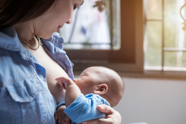 Jeune Femme Qui Allaite Son Bebe A La Maison Jolie Femme Allaitement Gosse Photo Premium