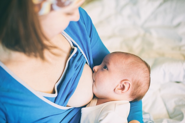 Jeune Femme Qui Allaite Son Petit Bebe A La Maison Photo Premium