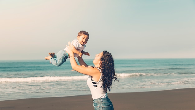 Jeune Femme Samuser Avec Bébé Sur La Plage Dété