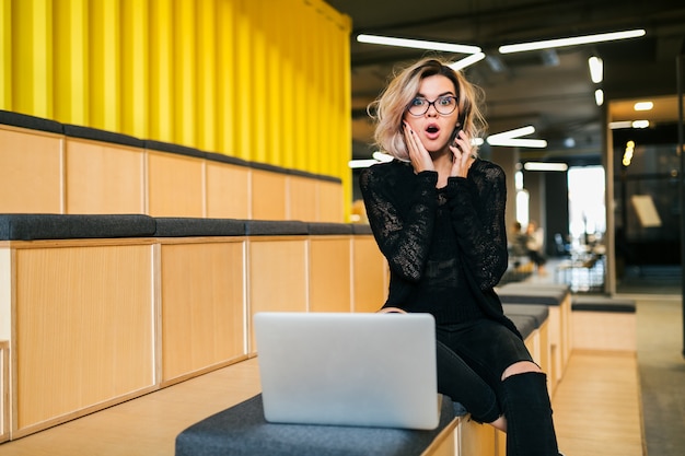 Jeune Femme Sduisante Assise Dans Une Salle De Confrence Travaillant