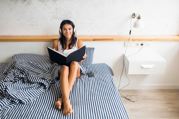 Jeune Femme Sduisante Assise Sur Le Lit En Pyjama Souriant Chambre