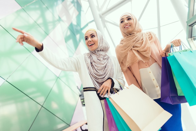 Jeune femme avec shopping au centre commercial avec un ami. Photo Premium