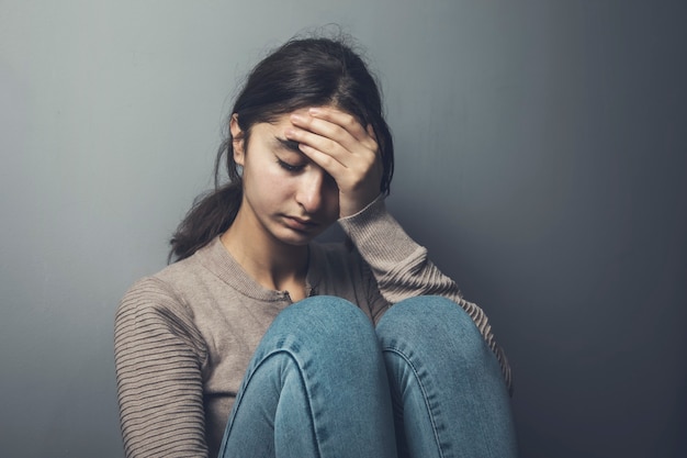 Jeune Femme Triste Assise Dans Le Sol Photo Premium