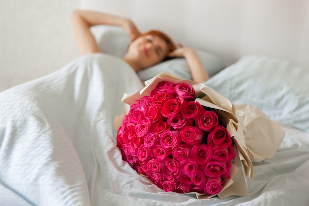 Jeune Femme Trouvée Bouquet De Roses Avec Des Bijoux Dans