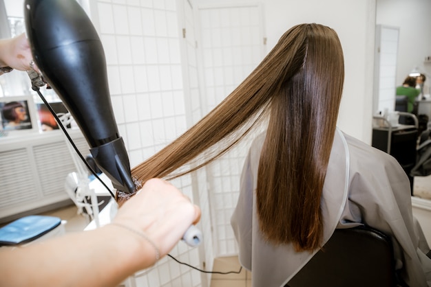 Jeune Fille Brune Dans Un Salon De Beaute Soins Capillaires