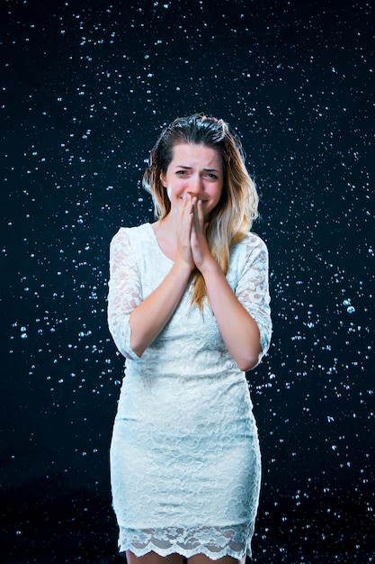 Jeune Fille  Debout  Sous L eau Courante Photo Gratuite