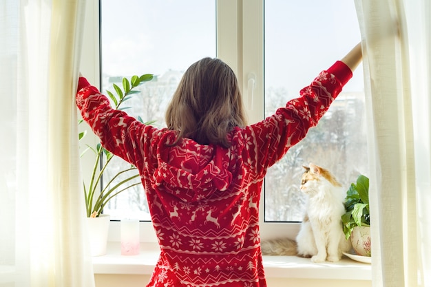 Jeune Fille En Pyjama Chaud Avec Un Chat Photo Premium