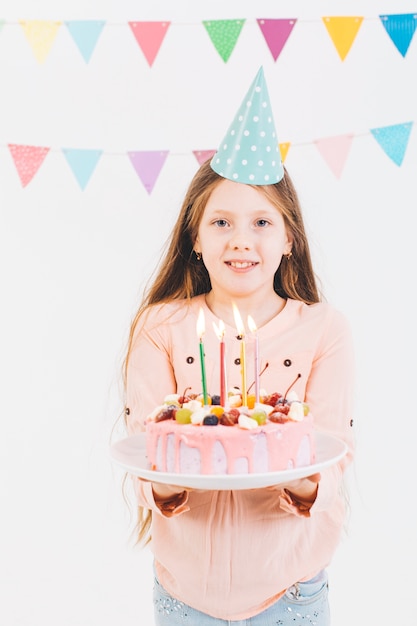 Jeune Fille Souriante Avec Un Gateau D Anniversaire Photo Gratuite