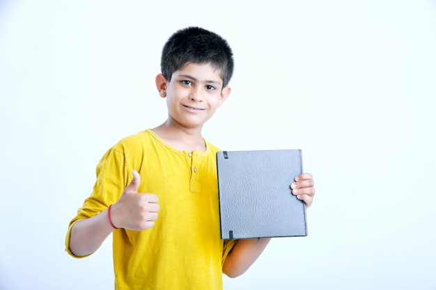 Jeune garçon mignon indien avec carnet Photo Premium