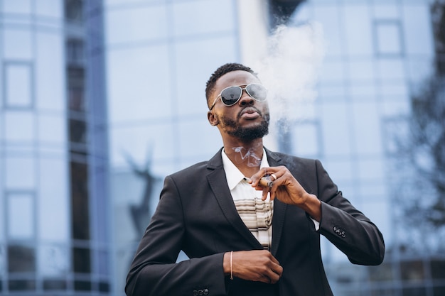 Jeune Homme D'affaires Africain En Costume Chic Cigarette Fumer Photo gratuit