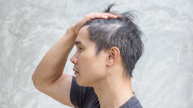 Jeune Homme Asiatique A Les Cheveux Gris Photo Premium