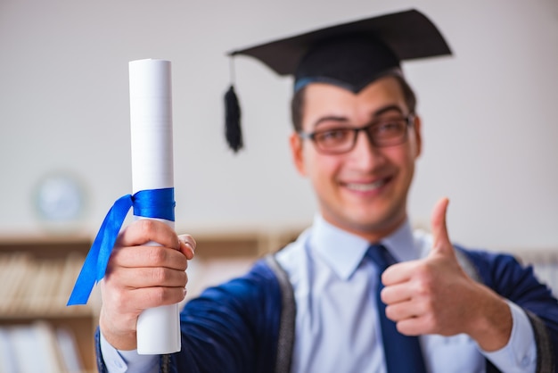 Jeune homme diplômé de l'université Photo Premium