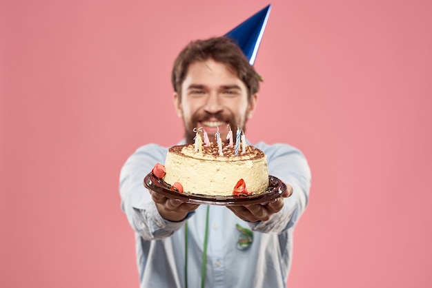 Jeune Homme Avec Un Gateau De Fete Avec Des Tranches Celebre Un Anniversaire Dans Un Bonnet L Isolement Et La Quarantaine Photo Premium