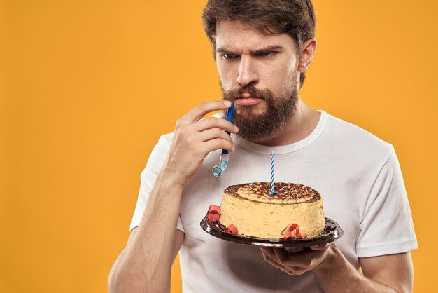 Jeune Homme Avec Un Gateau De Fete Avec Des Tranches Celebre Un Anniversaire Dans Une Casquette Photo Premium