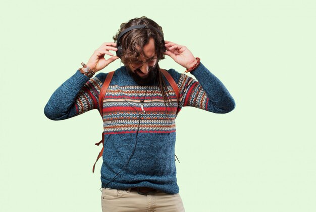 Jeune homme hippie écoute de la musique Photo Premium