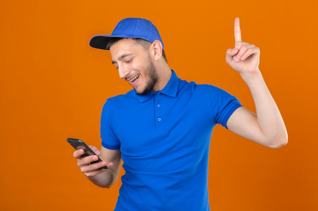 Jeune Homme  De Livraison Portant Un Polo Bleu Et Une 