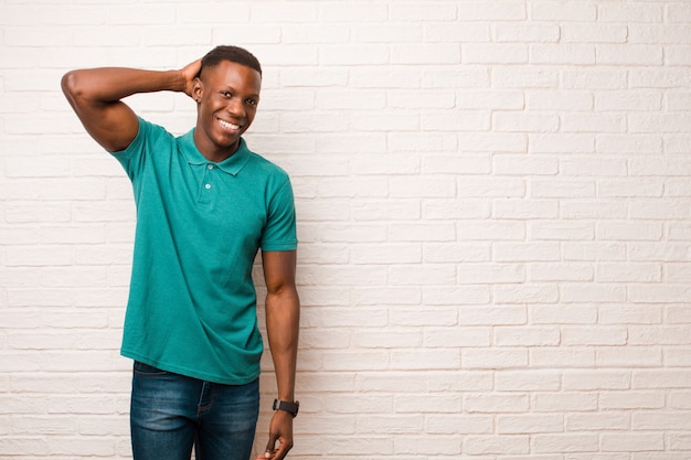 Jeune Homme Noir Afro américain Souriant Joyeusement Et Avec