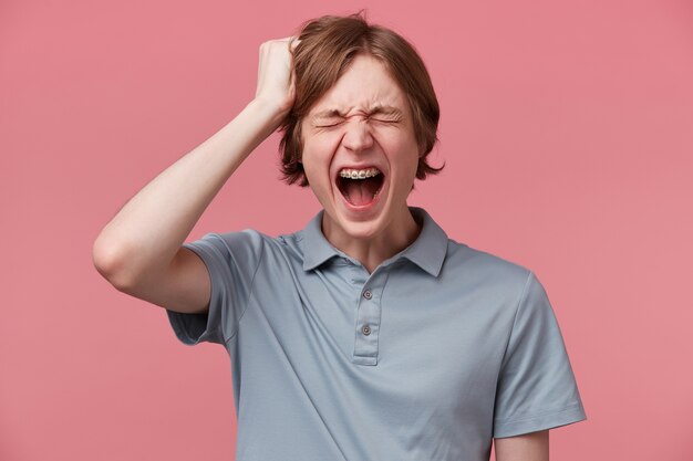 Le Jeune Homme Perdu Dans Une Competition Importante Saisit Sa Tete Dechirant Les Cheveux De Sa