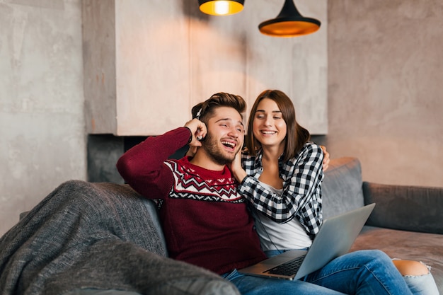 Jeune Homme Souriant Et Femme Assise La Maison En Hiver Tenant D