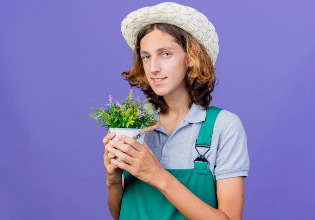 Jeune Jardinier Homme Portant Combinaison Et Chapeau ...