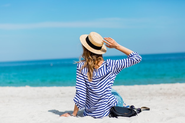 Jeune Jolie Blonde Bronzée Jeune Femme Debout Sur La Plage Près De La Mer En Attente Et à Rêver