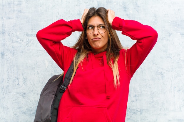 Jeune Jolie étudiante Se Sentant Frustrée Et Agacée, Malade Et Fatiguée De L'échec, Marre Des Tâches Ennuyeuses Et Ennuyeuses Photo Premium