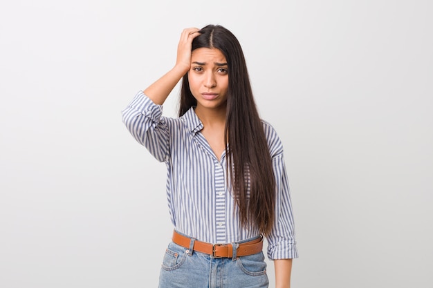 Jeune jolie femme arabe choquée, elle s'est souvenue d'une réunion importante. Photo Premium