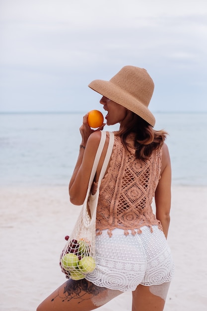 Jeune Jolie Femme Bronzée Caucasienne En Vêtements Tricotés Et Chapeau