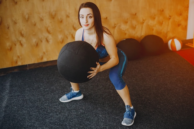 Jeune Et Jolie Fille Dans Un Costume De Sport Bleu Est Engage Dans Les