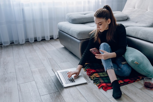 Jeune Jolie Fille à La Maison Travaillant Avec Un ...