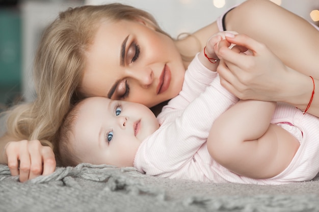 Jeune Jolie Mere Avec Son Petit Bebe A La Maison Maman Et Fille A L Interieur Mois Avec Son Parent Dans La Chambre Photo Premium