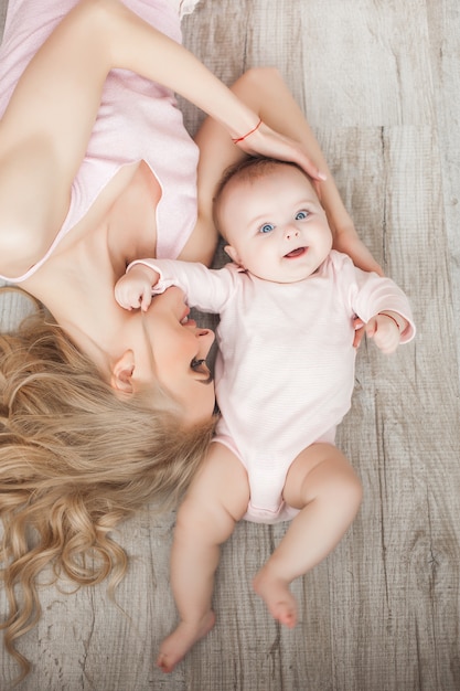 Jeune Jolie Mere Avec Son Petit Bebe A La Maison Maman Et Fille A L Interieur Mois Avec Son Parent Dans La Chambre Photo Premium